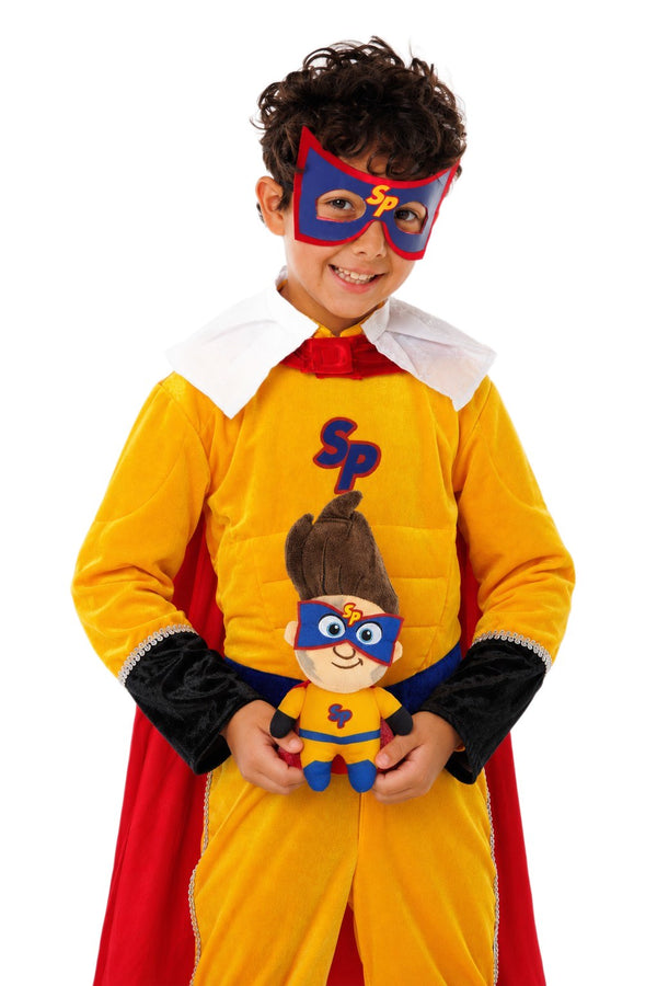 Superpiet fanset: jongen in het Superpiet verkleedkostuum houdt de Superpiet knuffel vast