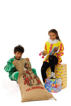Kinderen in het Coole Piet en Danspiet verkleedkostuum tussen de pakjes