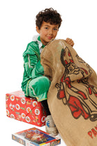 Jongen in het Coole Piet verkleedkostuum met de jute zak