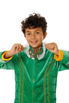 Jongen in het Coole Piet verkleedkostuum met de Coole Piet ketting