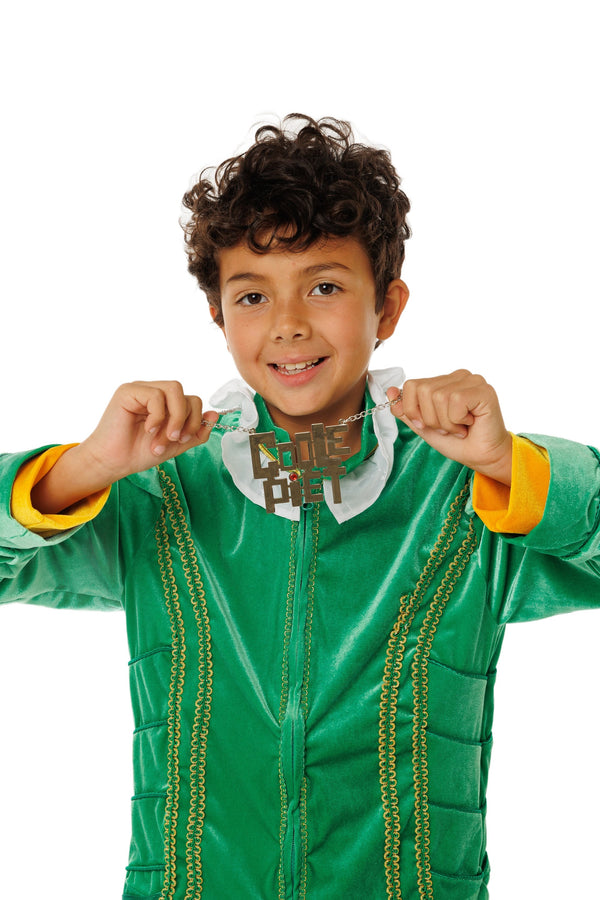 Jongen in het Coole Piet verkleedkostuum met de Coole Piet ketting