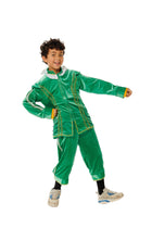 Jongen in het Coole Piet verkleedkostuum, van top tot teen