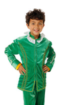 Jongen in het Coole Piet verkleedkostuum met de handen in de zij