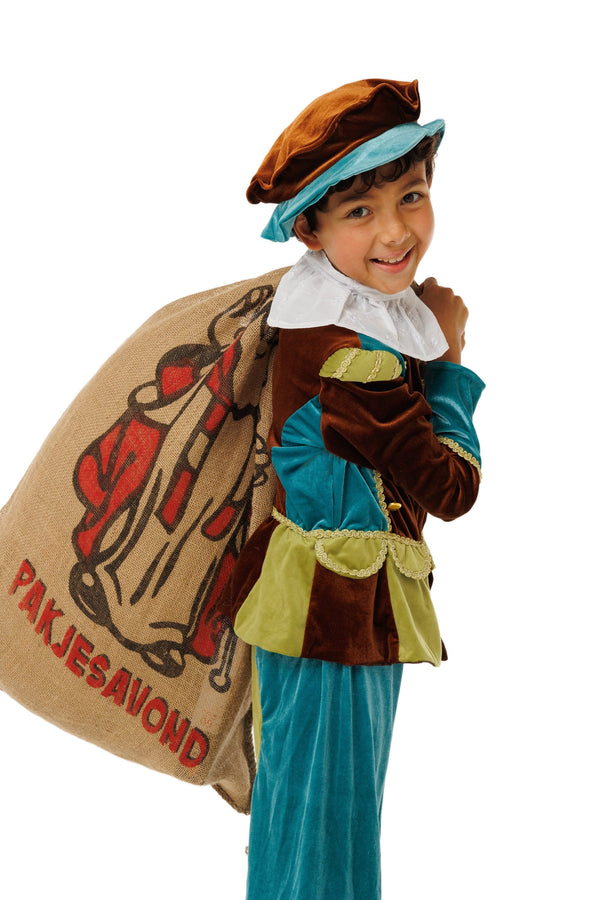 Jongen in het Pietje Fernando verkleedkostuum met de jute zak