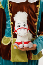 Pietje Fernando verkleedkostuum met de Ozosnel knuffel, dichtbij