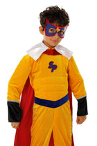Jongen in het Superpiet verkleedkostuum met cape en masker