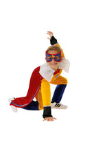 Jongen in het Superpiet verkleedkostuum zit op een knie
