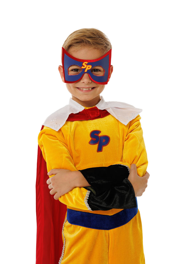 Jongen in het Superpiet verkleedkostuum met masker en de armen over elkaar