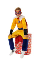 Jongen in het Superpiet verkleedkostuum zit op een pakje
