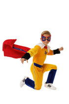 Jongen in het Superpiet verkleedkostuum met wapperende cape