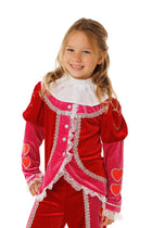 Meisje in het Testpiet verkleedkostuum met de handen in de zij